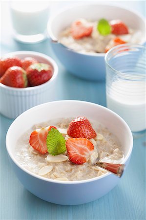 fragaria x ananassa - Porridge with strawberries and flaked almonds Stock Photo - Premium Royalty-Free, Code: 659-07598394