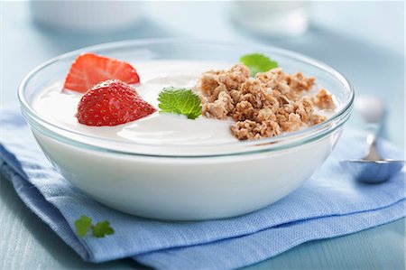 simsearch:659-08905510,k - Yoghurt with cereal clusters and strawberries Foto de stock - Sin royalties Premium, Código: 659-07598396