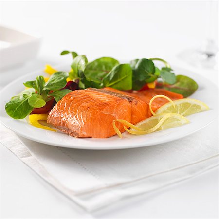 salmone - sockeye salmon with lemon and baby leaf salad Fotografie stock - Premium Royalty-Free, Codice: 659-07598405