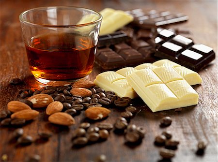 rum - truffle ingredients.almonds.coffee beans, dark, milk and white chocolate Foto de stock - Sin royalties Premium, Código: 659-07598407