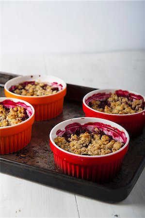 simsearch:659-06186665,k - Individual berry crumbles Stock Photo - Premium Royalty-Free, Code: 659-07598409