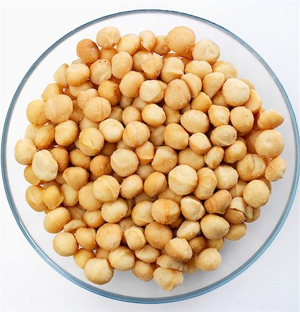 salted macadamia nuts in a bowl Photographie de stock - Premium Libres de Droits, Code: 659-07598402