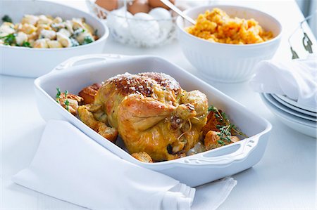 simsearch:659-06902078,k - Roast chicken with roast potatoes, carrots and vegetables Photographie de stock - Premium Libres de Droits, Code: 659-07598425