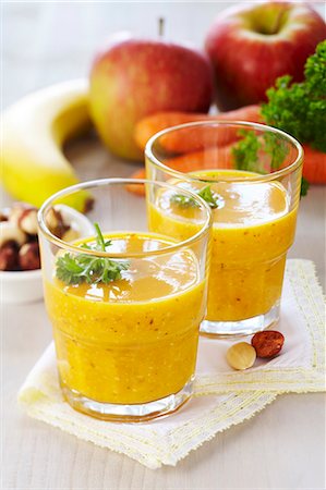 A smoothie made from bananas, carrots, apples, nuts and raisins Photographie de stock - Premium Libres de Droits, Code: 659-07598437