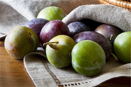 prune (fruit) - Plums and greengages on a linen napkin Photographie de stock - Premium Libres de Droits, Code: 659-07598438