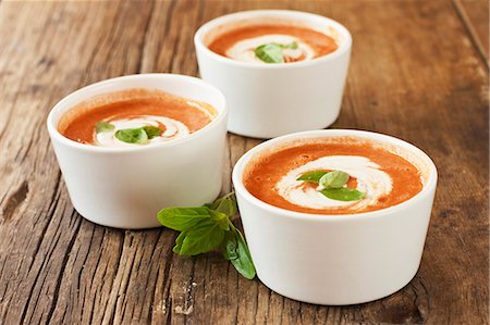 summer dish - Tomato and red pepper soup with basil Stock Photo - Premium Royalty-Free, Code: 659-07598464