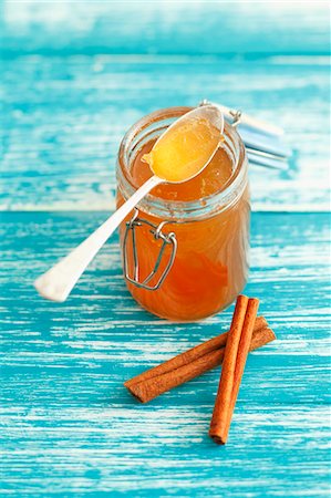 Beer jam with cinnamon in a jar Photographie de stock - Premium Libres de Droits, Code: 659-07598479