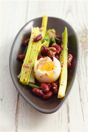 simsearch:659-07598473,k - Kidney bean salad with leek, soft-boiled egg and mustard dressing Photographie de stock - Premium Libres de Droits, Code: 659-07598471