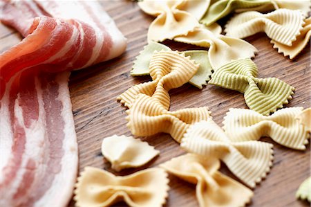 simsearch:659-07609884,k - Uncooked Bacon and Tri-Color Bowtie Pasta Photographie de stock - Premium Libres de Droits, Code: 659-07598519