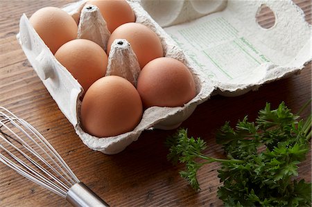 egg tray - Fresh Eggs and Parsley Photographie de stock - Premium Libres de Droits, Code: 659-07598542