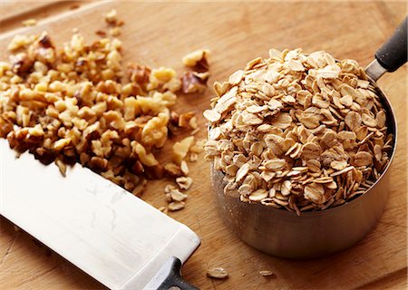 simsearch:659-06187616,k - A Measuring Cup of Oats with Chopped Walnuts Photographie de stock - Premium Libres de Droits, Code: 659-07598555