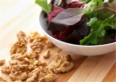 A Bowl of Mixed Greens and Walnuts Stock Photo - Premium Royalty-Free, Code: 659-07598553