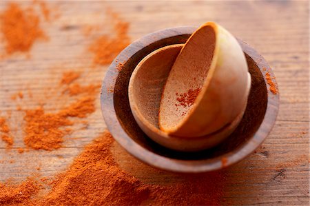 simsearch:659-06902823,k - Small Wooden Bowls with Spilled Paprika Foto de stock - Sin royalties Premium, Código: 659-07598560