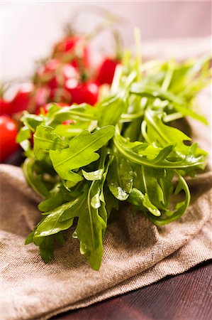 simsearch:659-07610061,k - A still life featuring rocket and tomatoes Foto de stock - Sin royalties Premium, Código: 659-07598570