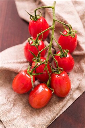 simsearch:659-06900809,k - Roma tomatoes on the vine Photographie de stock - Premium Libres de Droits, Code: 659-07598572