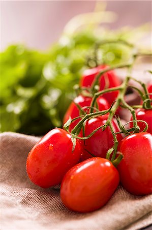 simsearch:659-07610201,k - Roma tomatoes Photographie de stock - Premium Libres de Droits, Code: 659-07598573