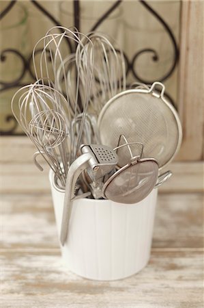 Assorted kitchen utensils in a ceramic pot Photographie de stock - Premium Libres de Droits, Code: 659-07598587