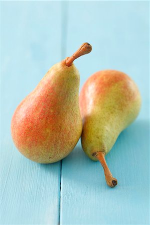 simsearch:659-06155344,k - Two pears Photographie de stock - Premium Libres de Droits, Code: 659-07598588