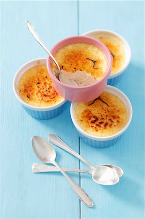 Crème brûlée in four ramekins Stock Photo - Premium Royalty-Free, Code: 659-07598589