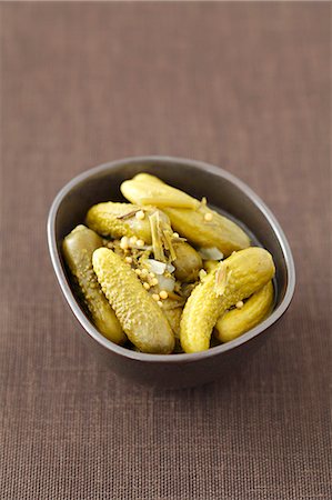 simsearch:659-03530571,k - Pickled gherkins with curry flavourings Photographie de stock - Premium Libres de Droits, Code: 659-07598608