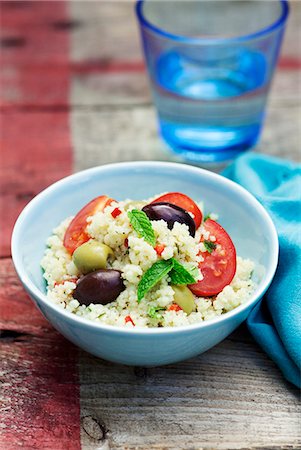 Couscous with olives, tomatoes and peppermint Photographie de stock - Premium Libres de Droits, Code: 659-07598614