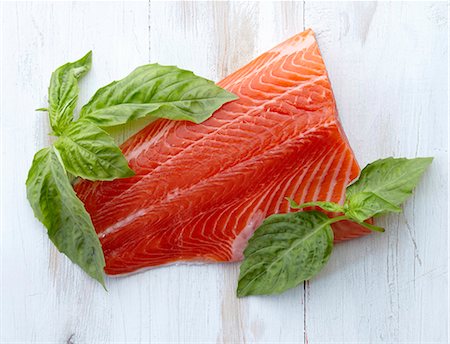 salmone - A Fresh Filet of Salmon with Fresh Basil Leaves Fotografie stock - Premium Royalty-Free, Codice: 659-07598616