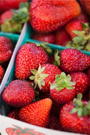 simsearch:659-06186738,k - Organic Albion Strawberries from the Farmers Market Foto de stock - Sin royalties Premium, Código: 659-07598636