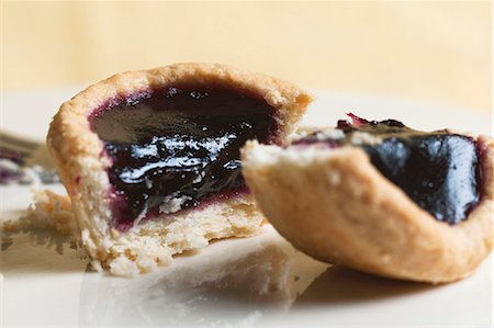 simsearch:659-01850807,k - Blueberry tart, cut in half Photographie de stock - Premium Libres de Droits, Code: 659-07598643