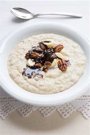 desayuno - Porridge with chocolate sauce, bananas and pecans Foto de stock - Sin royalties Premium, Código: 659-07598656