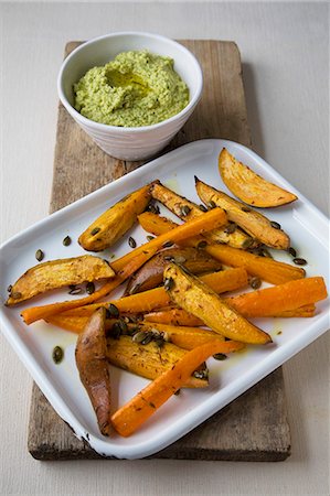 dips - Deep-fried sweet potato wedges with houmous Stock Photo - Premium Royalty-Free, Code: 659-07598658