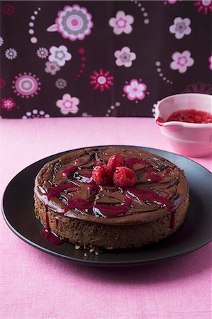 Whole Chocolate Cake with Raspberries Fotografie stock - Premium Royalty-Free, Codice: 659-07598651