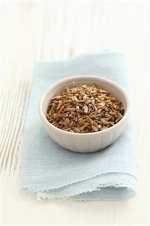 simsearch:659-06153233,k - Aniseeds in a small bowl on a cloth Stock Photo - Premium Royalty-Free, Code: 659-07598666