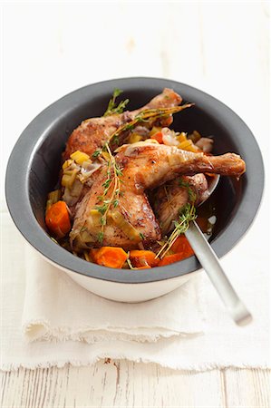 simsearch:659-06188502,k - Chicken legs braised in wine, with carrots and thyme Foto de stock - Sin royalties Premium, Código: 659-07598669