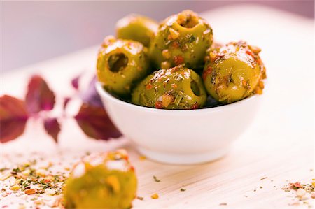 pickle - Marinated olives in a small bowl Photographie de stock - Premium Libres de Droits, Code: 659-07598675