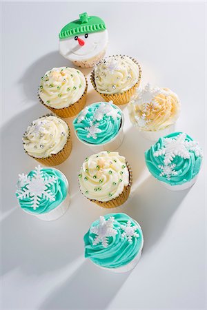 simsearch:659-03534773,k - Cupcakes decorated with a winter theme Fotografie stock - Premium Royalty-Free, Codice: 659-07598677