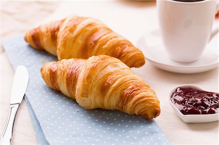 fabric napkin - Croissants with raspberry jam Stock Photo - Premium Royalty-Free, Code: 659-07598673