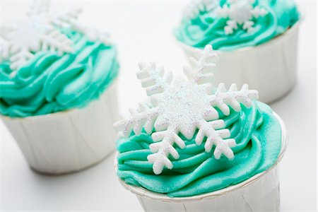 simsearch:659-06151304,k - Cupcakes decorated with green icing and snowflakes Stock Photo - Premium Royalty-Free, Code: 659-07598681