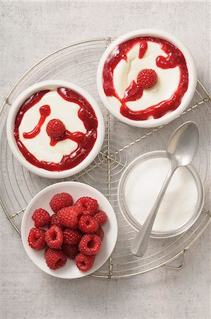 simsearch:659-06903796,k - Panna cotta with raspberry sauce Stock Photo - Premium Royalty-Free, Code: 659-07598708