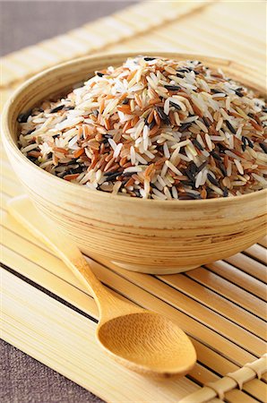 simsearch:659-01842762,k - Mixed rice in a wooden bowl Stock Photo - Premium Royalty-Free, Code: 659-07598727