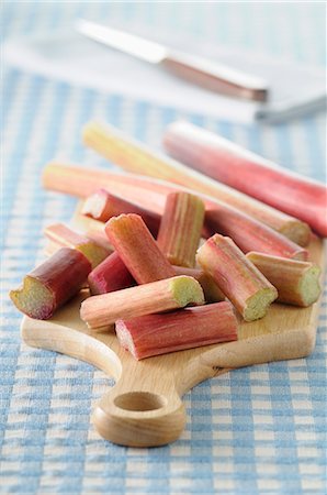 simsearch:659-06155838,k - Sliced rhubarb on a chopping board Foto de stock - Sin royalties Premium, Código: 659-07598732