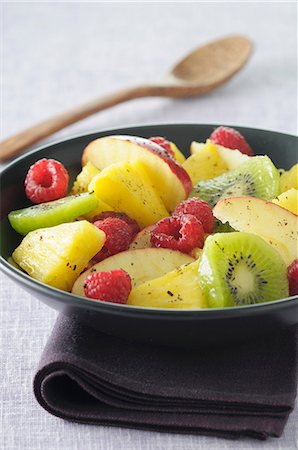 piña - Fruit salad with pineapple, raspberries, apple and kiwi Stock Photo - Premium Royalty-Free, Code: 659-07598744