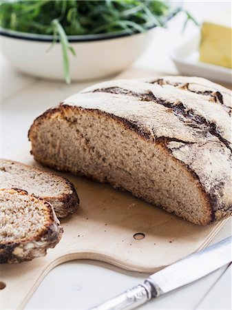 simsearch:659-07597932,k - Mixed rye-wheat whole grain homemade sourdough bread. Stockbilder - Premium RF Lizenzfrei, Bildnummer: 659-07598766