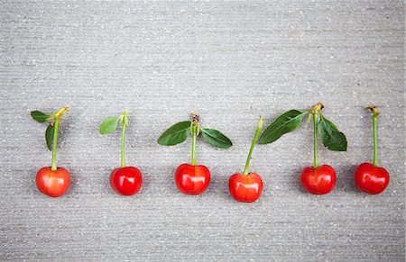 Fresh sour cherries in a row Stock Photo - Premium Royalty-Free, Code: 659-07598799