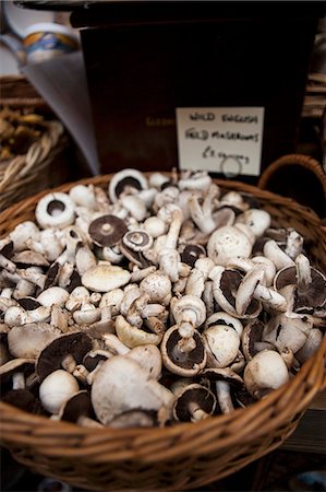 simsearch:659-06495272,k - Fresh mushrooms in a basket at the market Stock Photo - Premium Royalty-Free, Code: 659-07598808