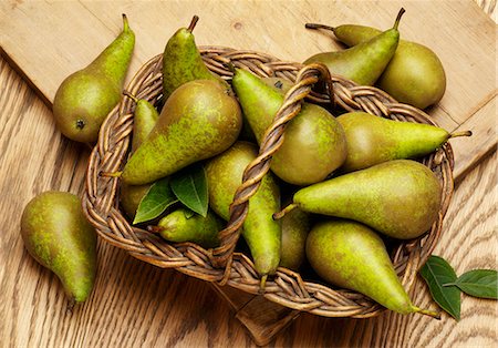 poire - Fresh Conference pears with leaves in a basket Photographie de stock - Premium Libres de Droits, Code: 659-07598812