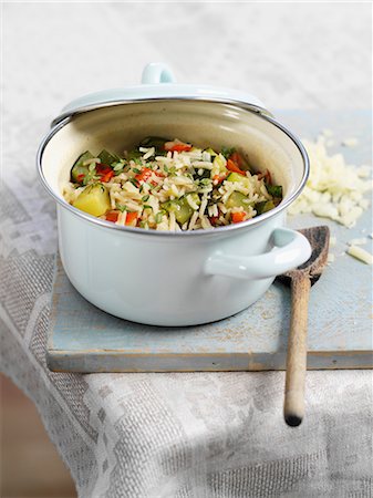 Vegetable risotto in a casserole dish Photographie de stock - Premium Libres de Droits, Code: 659-07598824