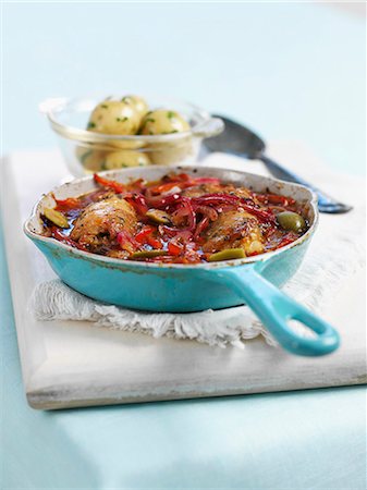 Chicken stew with peppers and olives, with parsley potatoes on the side Foto de stock - Sin royalties Premium, Código: 659-07598826