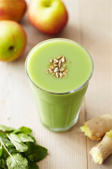 Apple and ginger smoothie with mint Photographie de stock - Premium Libres de Droits, Le code de l’image : 659-07598822