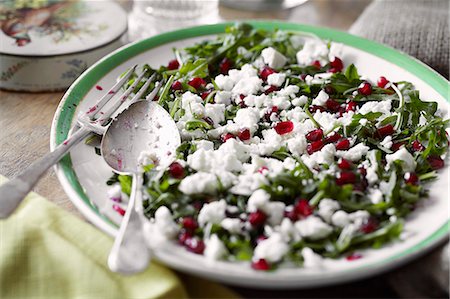 simsearch:659-07027498,k - Rocket salad with pomegranate seeds and feta Photographie de stock - Premium Libres de Droits, Code: 659-07598823