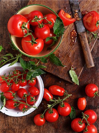 simsearch:659-08905596,k - Assorted ripe tomatoes in bowls and on a wooden board Photographie de stock - Premium Libres de Droits, Code: 659-07598835